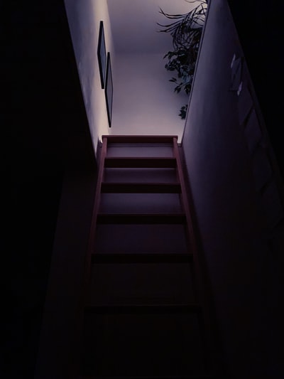 白墙棕色木楼梯